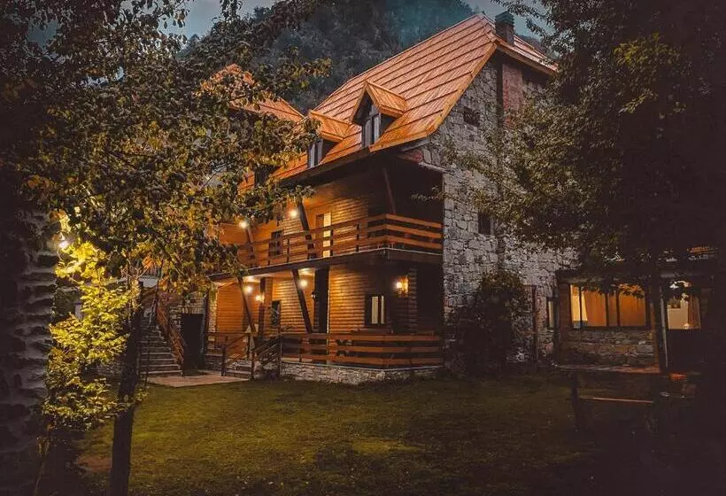 Alberg Guesthouse Pashko