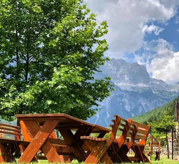 Alberg Guesthouse Pashko