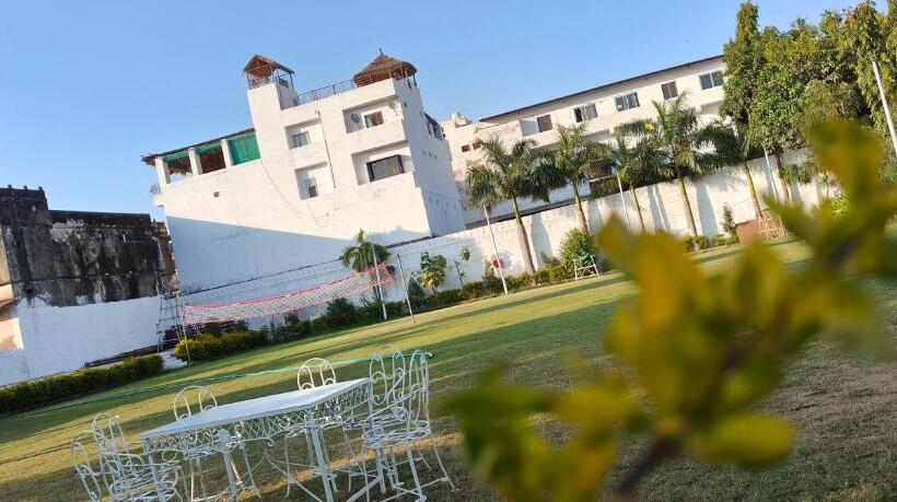 Moon Dance Hostel And Cafe