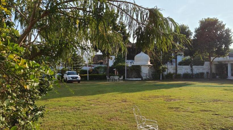 Moon Dance Hostel And Cafe