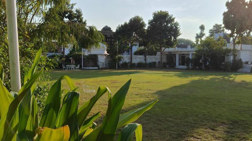 Moon Dance Hostel And Cafe