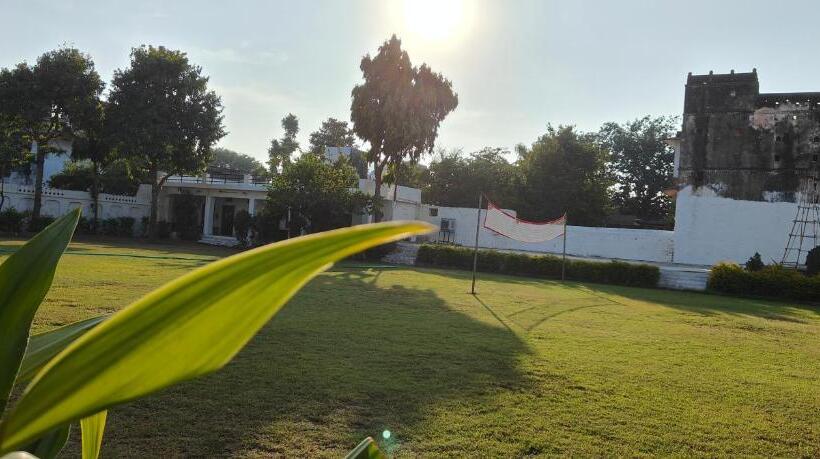 Moon Dance Hostel And Cafe