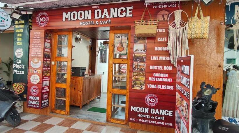 Moon Dance Hostel And Cafe