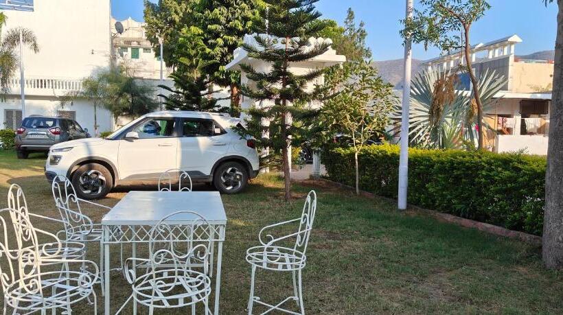 Moon Dance Hostel And Cafe