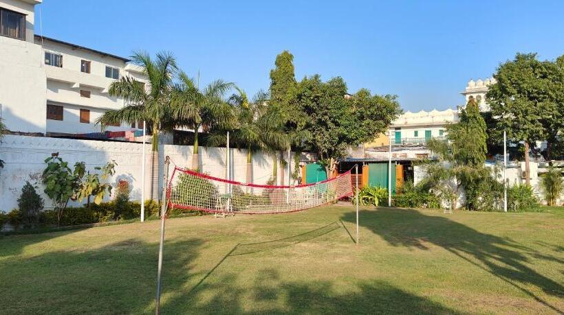 Moon Dance Hostel And Cafe