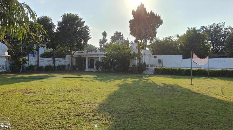 Moon Dance Hostel And Cafe