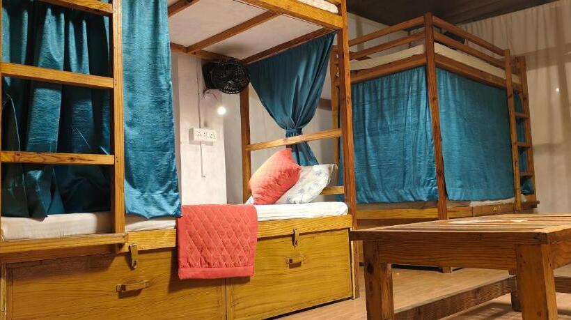 Moon Dance Hostel And Cafe