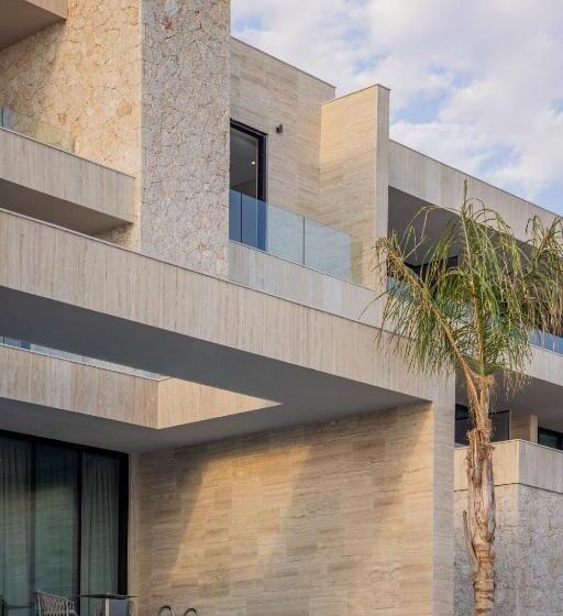 هتل Beyond A Luxury Boutique