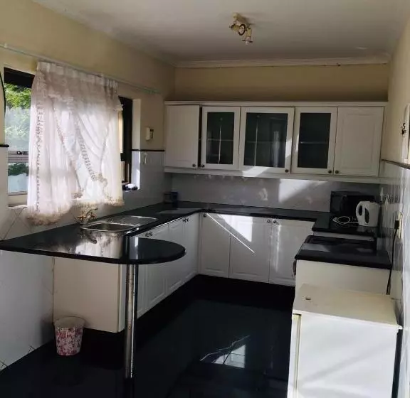 پانسیون Platinum Villa Guest House