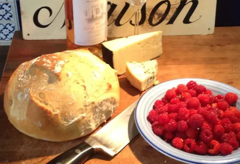 تختخواب و صبحانه Jambon De Printemps