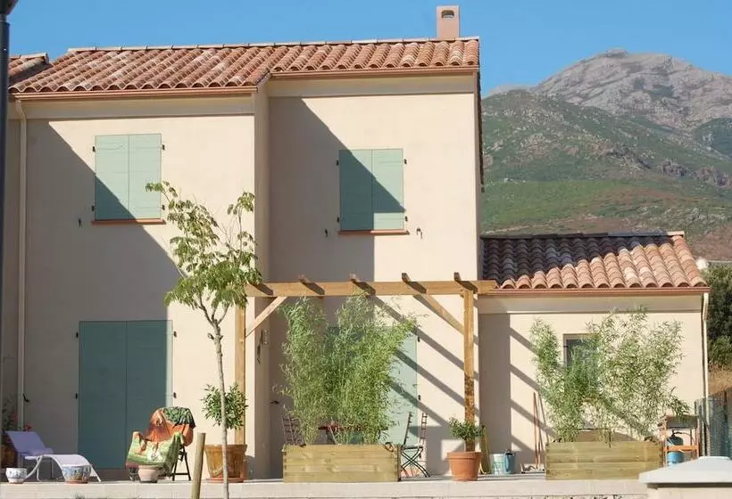تختخواب و صبحانه Villa Aghjanella