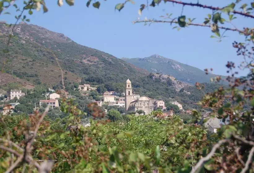تختخواب و صبحانه Villa Aghjanella