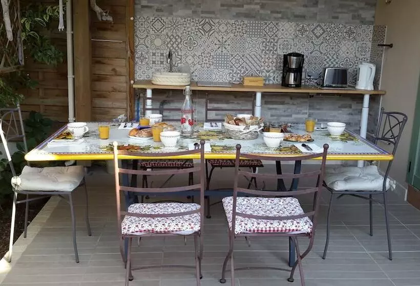 تختخواب و صبحانه Villa Aghjanella