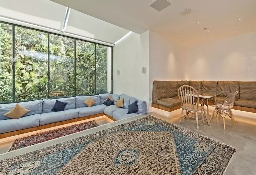 Amazing South Kensington Mews House By Underthedoormat