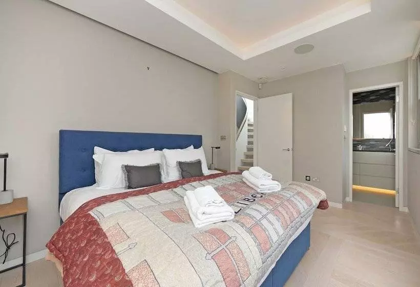 Amazing South Kensington Mews House By Underthedoormat
