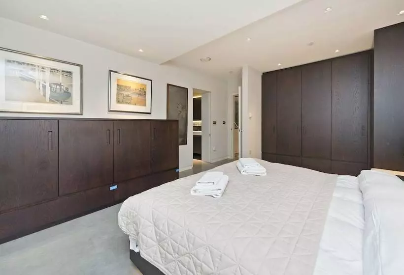 Amazing South Kensington Mews House By Underthedoormat