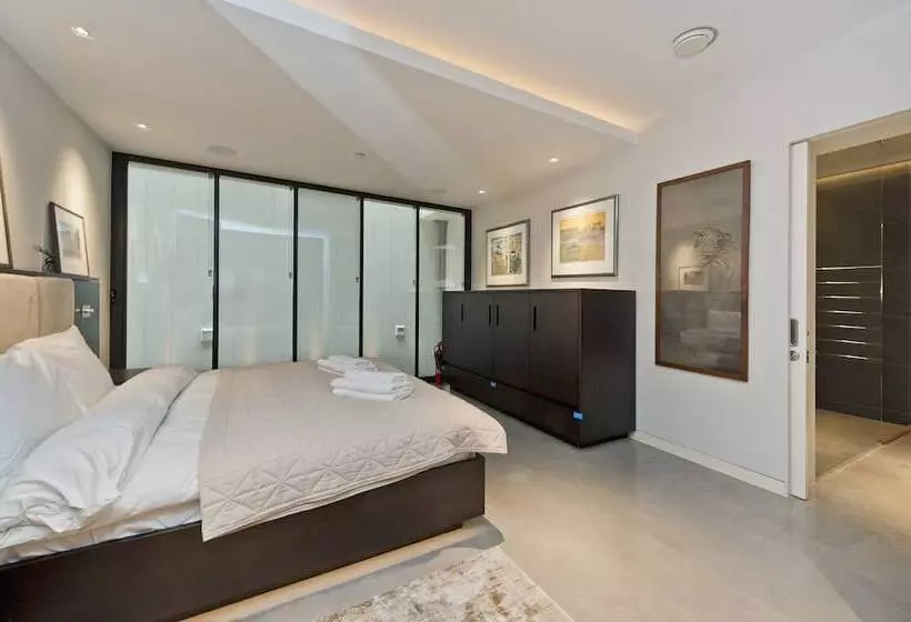 Amazing South Kensington Mews House By Underthedoormat