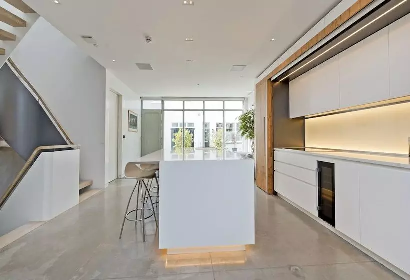 Amazing South Kensington Mews House By Underthedoormat