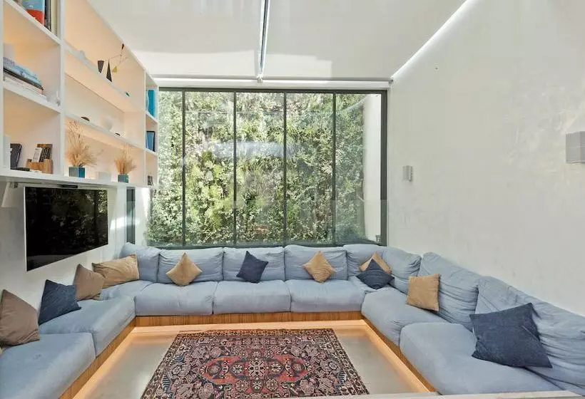 Amazing South Kensington Mews House By Underthedoormat