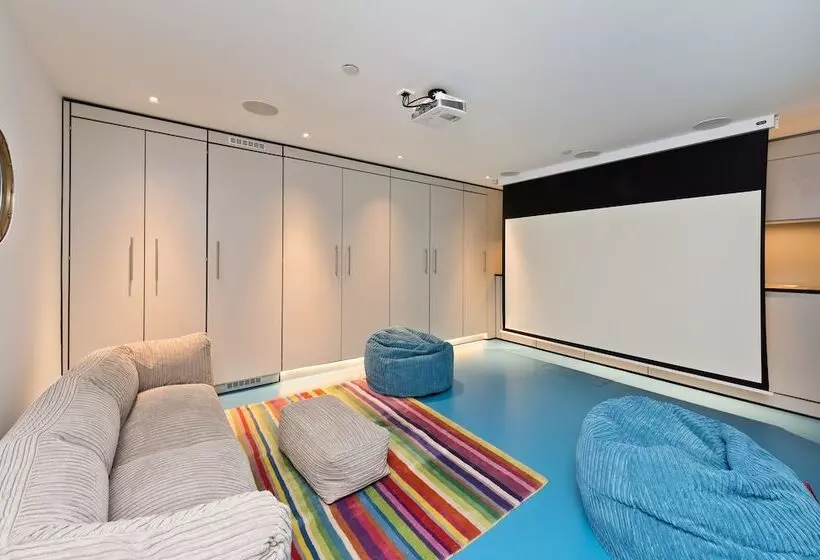 Amazing South Kensington Mews House By Underthedoormat