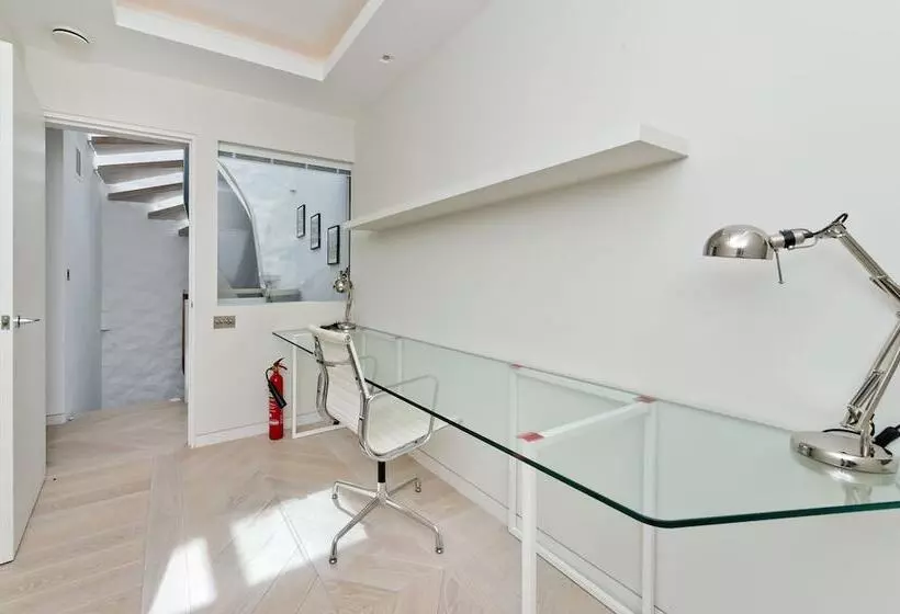 Amazing South Kensington Mews House By Underthedoormat
