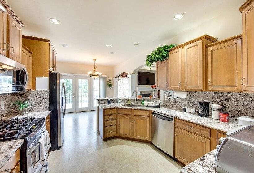 Charming Pennsylvania Retreat W/ Deck & Fireplace!