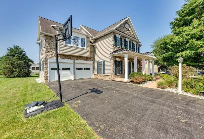 Charming Pennsylvania Retreat W/ Deck & Fireplace!