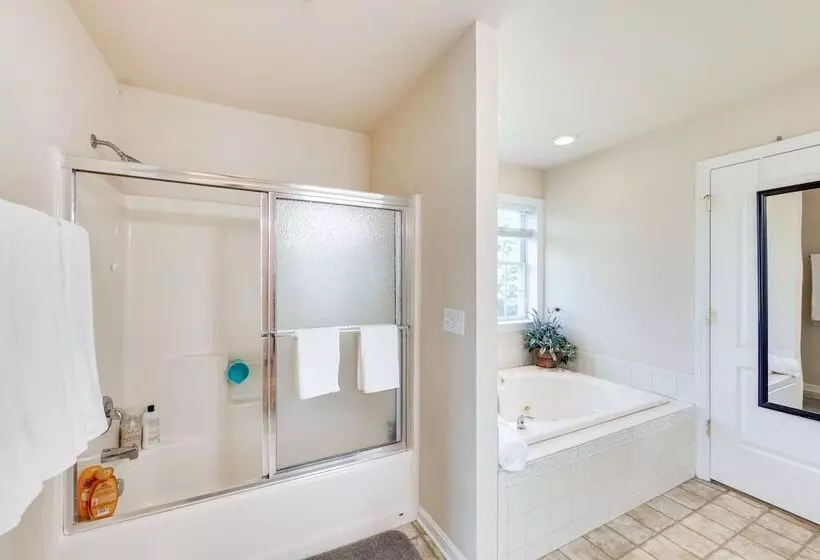 Charming Pennsylvania Retreat W/ Deck & Fireplace!