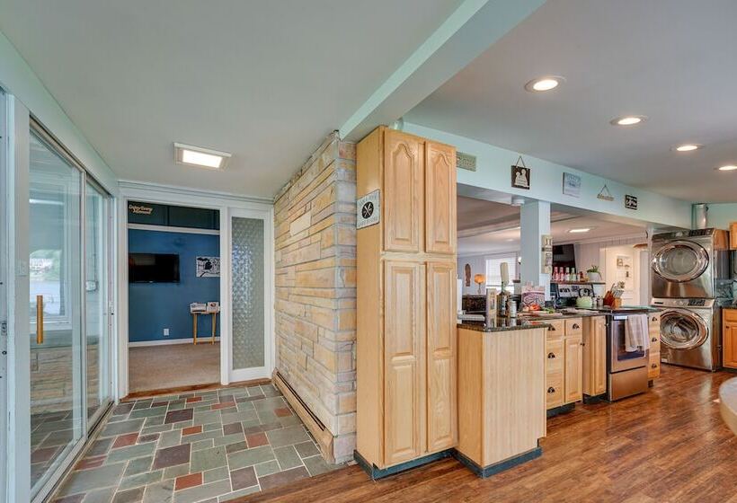 Vintage Susin Lake Cottage W/ Deck & Hot Tub!