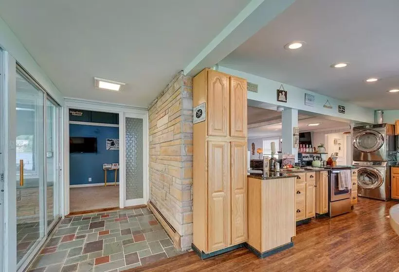 Vintage Susin Lake Cottage W/ Deck & Hot Tub!