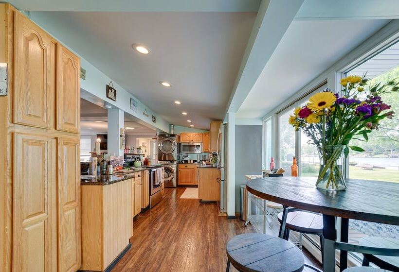 Vintage Susin Lake Cottage W/ Deck & Hot Tub!