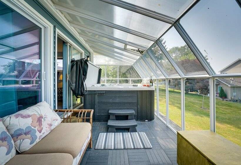 Vintage Susin Lake Cottage W/ Deck & Hot Tub!