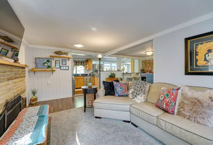 Vintage Susin Lake Cottage W/ Deck & Hot Tub!