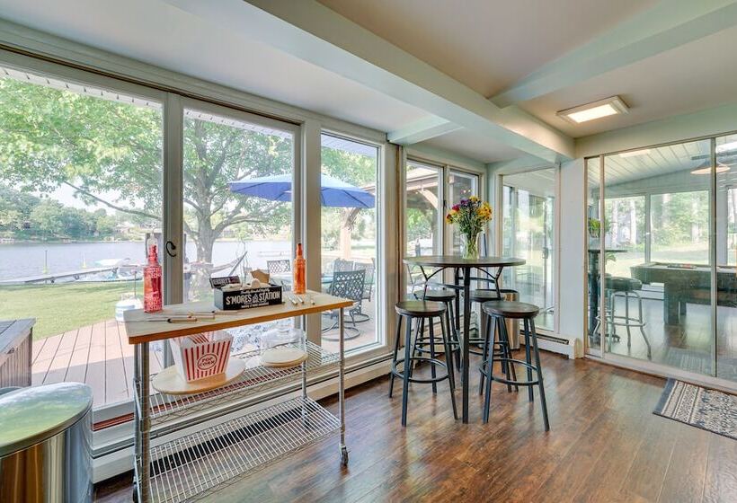 Vintage Susin Lake Cottage W/ Deck & Hot Tub!