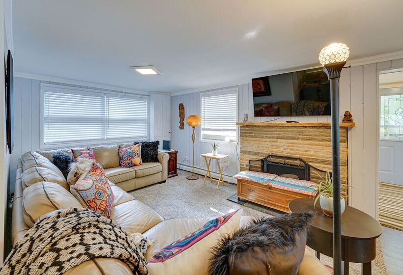 Vintage Susin Lake Cottage W/ Deck & Hot Tub!