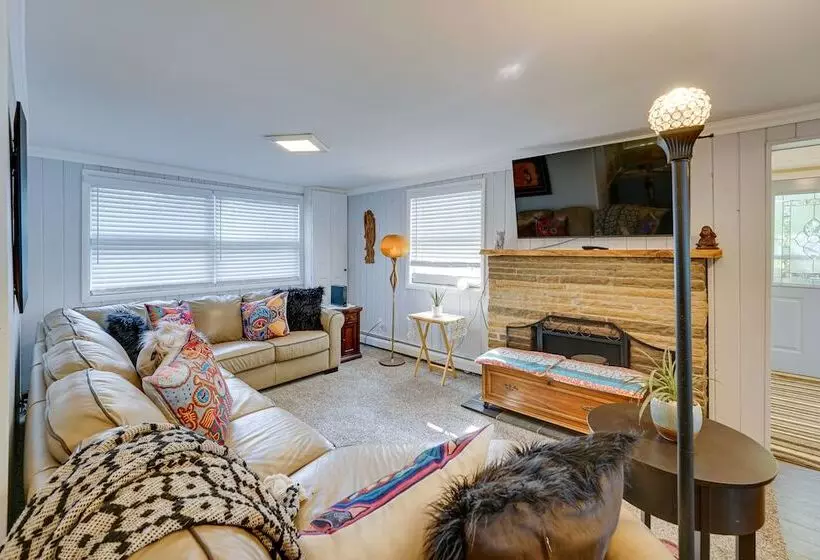Vintage Susin Lake Cottage W/ Deck & Hot Tub!