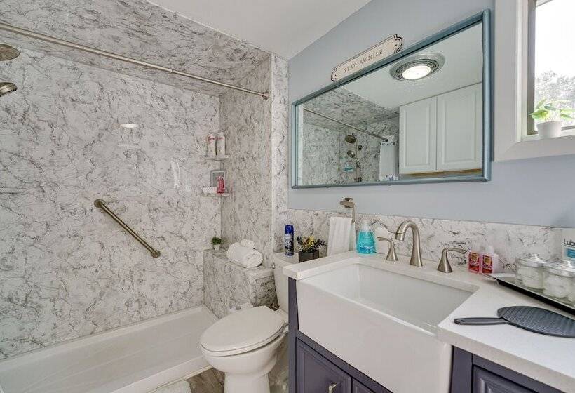 Vintage Susin Lake Cottage W/ Deck & Hot Tub!