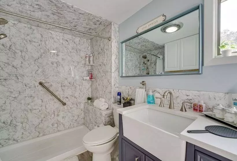 Vintage Susin Lake Cottage W/ Deck & Hot Tub!