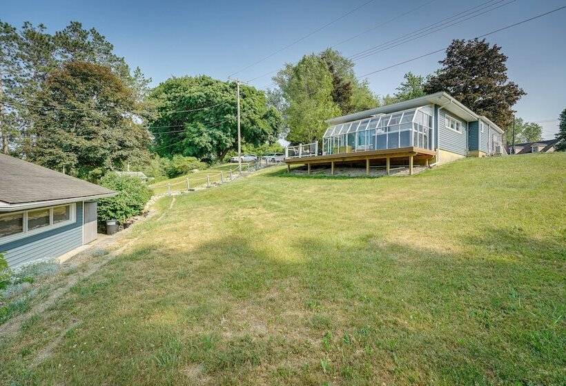 Vintage Susin Lake Cottage W/ Deck & Hot Tub!