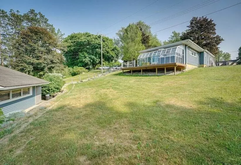 Vintage Susin Lake Cottage W/ Deck & Hot Tub!