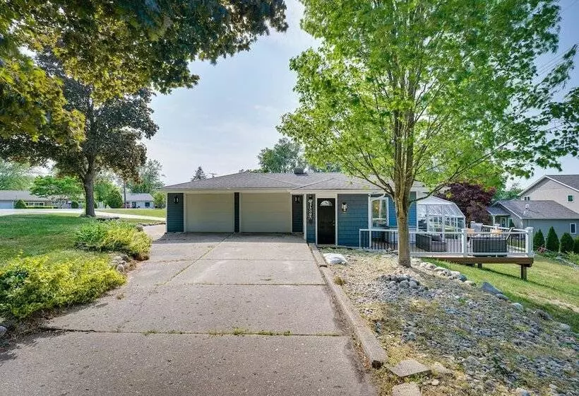 Vintage Susin Lake Cottage W/ Deck & Hot Tub!