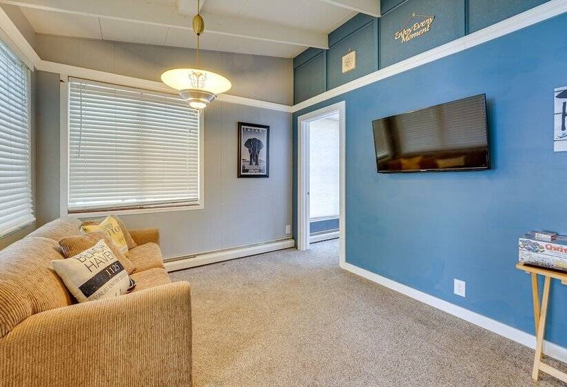 Vintage Susin Lake Cottage W/ Deck & Hot Tub!