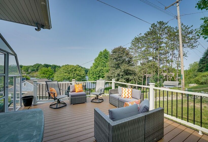 Vintage Susin Lake Cottage W/ Deck & Hot Tub!