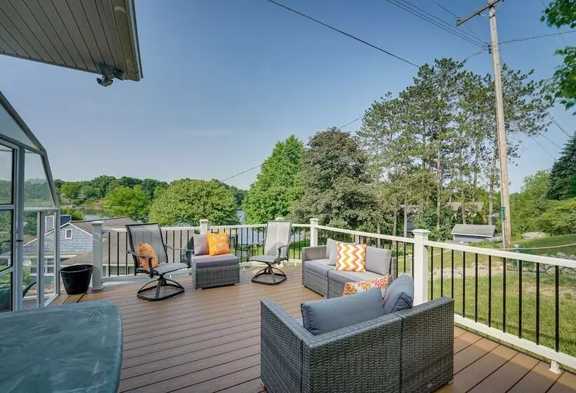 Vintage Susin Lake Cottage W/ Deck & Hot Tub!
