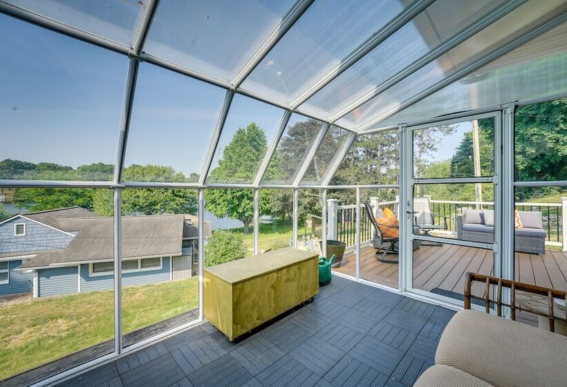 Vintage Susin Lake Cottage W/ Deck & Hot Tub!