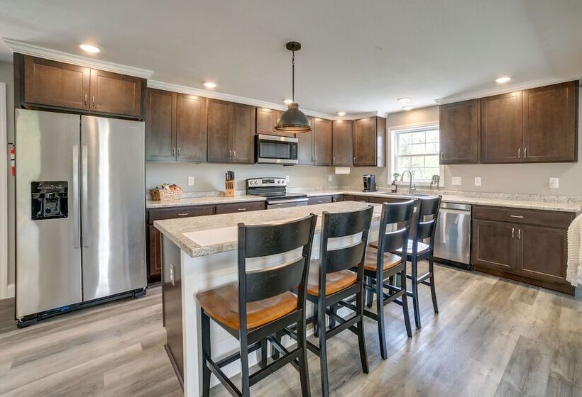 Fombell Home W/ Private Deck: 36 Mi To Pittsburgh