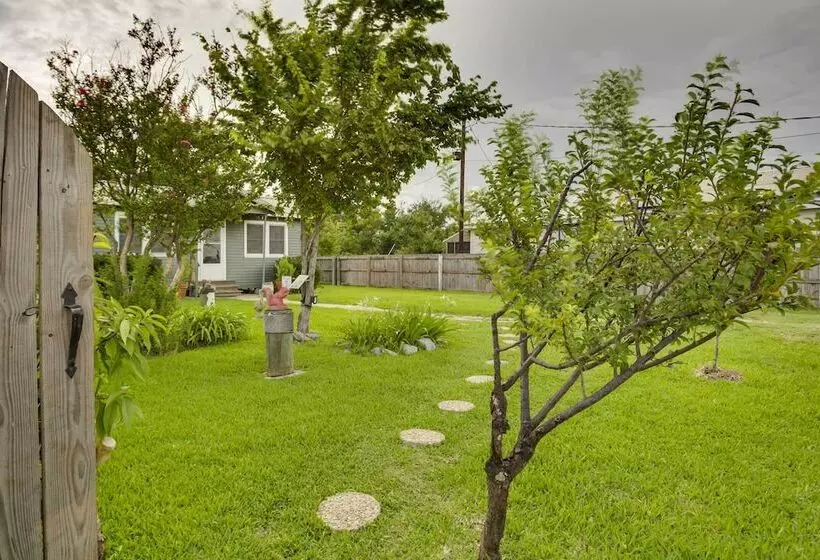 Golden Meadow Getaway: Patio, Grill, And Kayaks!