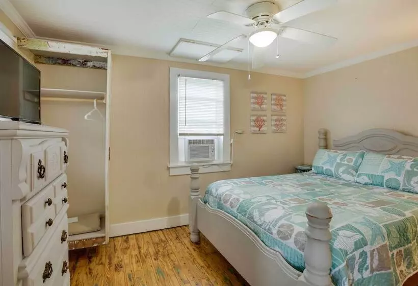 Golden Meadow Getaway: Patio, Grill, And Kayaks!