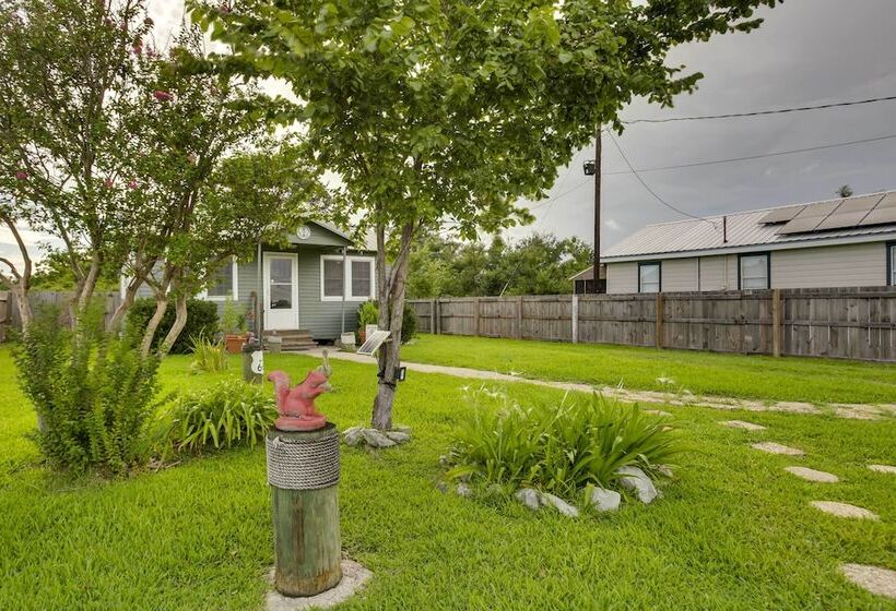 Golden Meadow Getaway: Patio, Grill, And Kayaks!