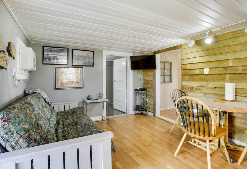 Golden Meadow Getaway: Patio, Grill, And Kayaks!